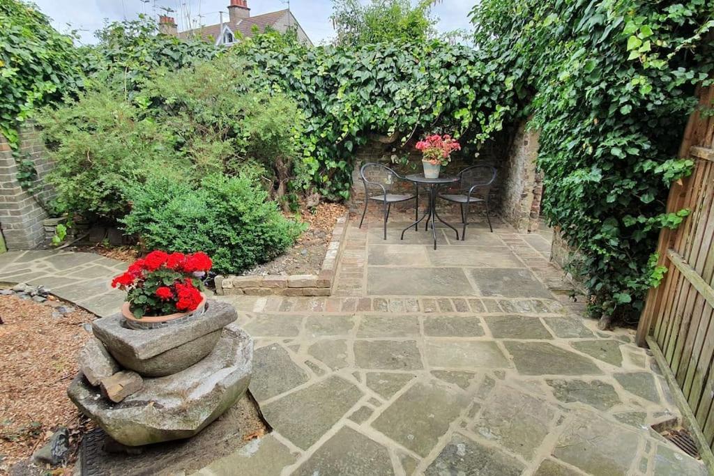 Beautiful 1 Bedroom Cottage With Courtyard. Дийл Екстериор снимка